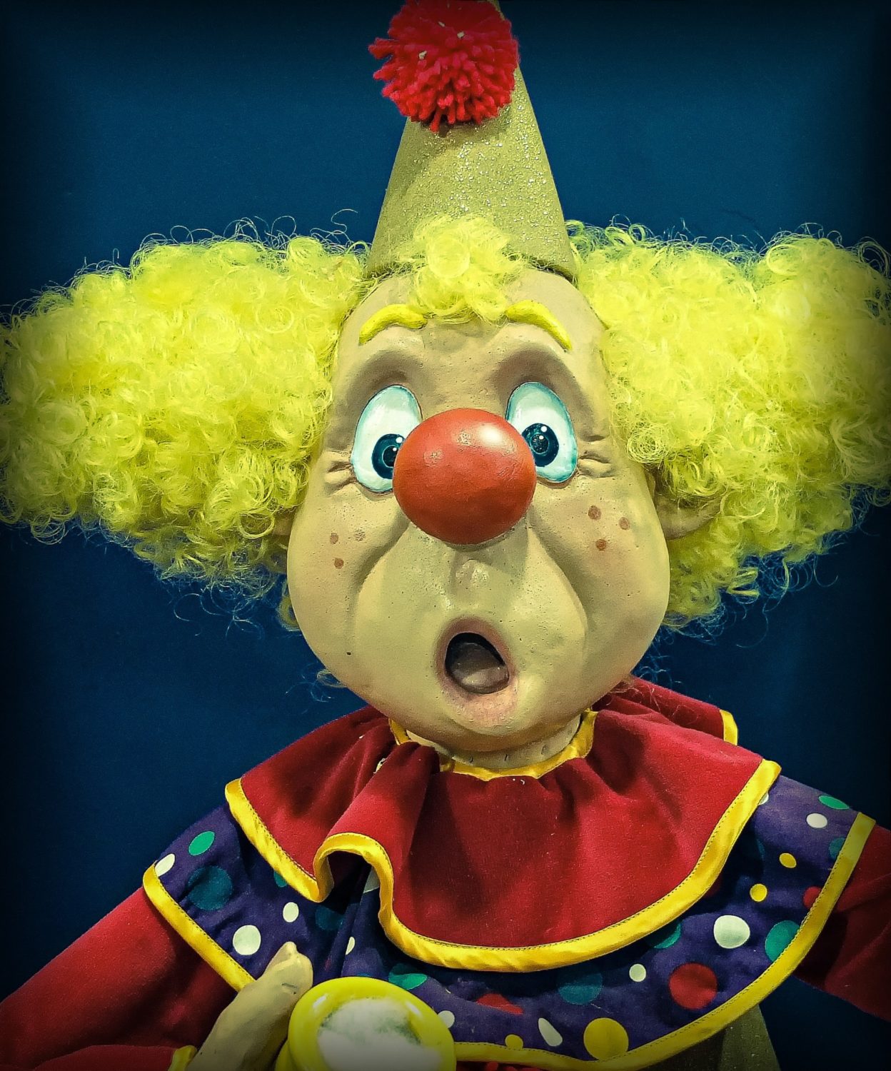 Выход веселого клоуна. Клоун. Смешной клоун. Клоун в цирке. Добрый клоун.